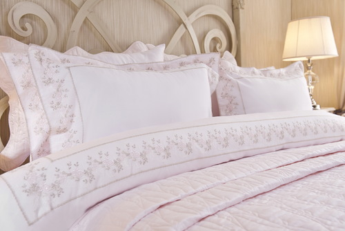 Розовое однотонное постельное белье с кружевом Gul Guler Karanfil Pink