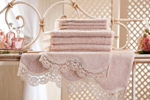 Махровое полотенце банное розовое с кружевом Gul Guler Inci Kurusu