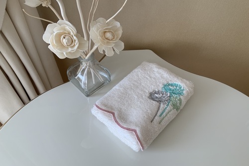 Махровое полотенце для рук с вышивкой Logo Laura Home